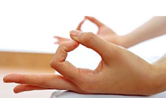 Cin Mudra bij de Divine Posture, gebruikt bij de Ucchara 