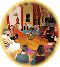 Tantrisch ingerichte groepsruimte met cirkel van deelnemers op meditatiekussens